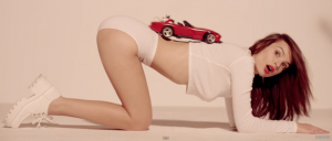 Emily Ratajkowski sexy dans le clip "blurred lines" de Robin Thicke