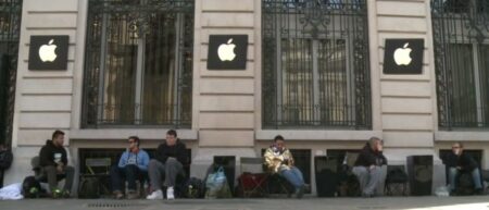 Des fans d'Apple campent devant un Applestore à Paris