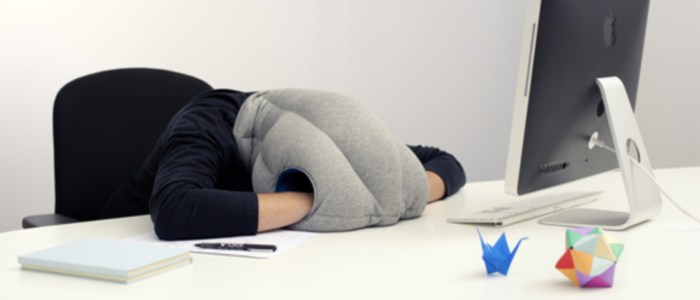 Ostrich Pillow : oreiller mobile pour faire la sieste partout par Kawamura-Ganjavian cover