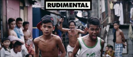 Des enfants courent dans les bidonvilles de Manille aux Philippines. Clip de Rudimental : Not Giving In.