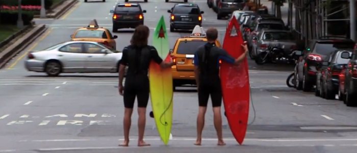 2 surfeurs en combinaison avec leur planche de surf à New-York.