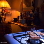 Une souris explore une cuisine la nuit. Alexander Badyaev : Midnight snack.