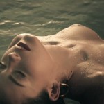08 Alex A. sort dans l'eau topless seins nus. Le model Alex A. de photogenics media pose nue sexy et glamour. Chrysalis par Gabriel Everett pour Wolf Magazine.