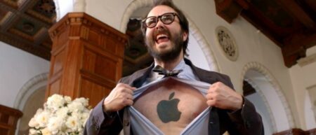 un fan d'apple avec un tatouage de pomme sur le torse dans une pub Nokia Lumnia qui ridiculise les fans d'iPhone et Samsung Galaxy.