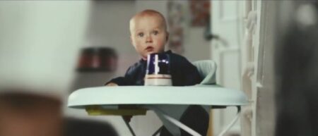 Course-poursuite entre un bébé et un aspirateur Samsung motion sync (publicité)