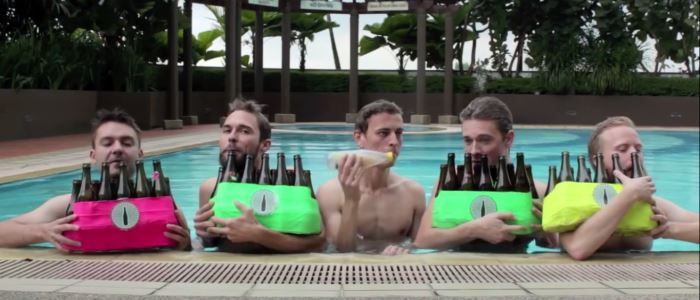 Le groupe bottle boys joue sous l'océan dans une piscine avec des bouteilles