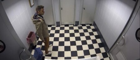 Caméra cachée : des toilettes transformés en labyrinthe