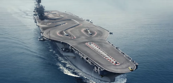 une bmw m4 drifte sur un porte-avion