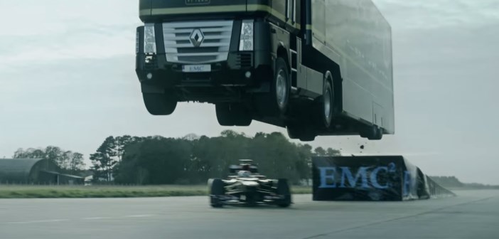 Un camion qui saute par-dessus une Formule 1