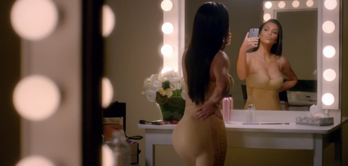 Kim Kardashian se prend en Selfie
