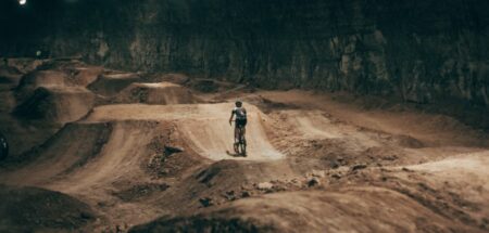 Un énorme bike park souterrain dans une mine abandonnée Mega Underground Bike Park