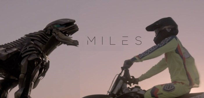 miles : court-métrage avec un robot et un motard