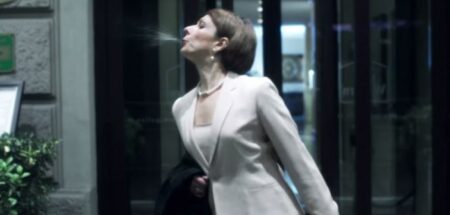 Et si les femmes se comportaient comme des hommes ? une femme qui crache comme un homme