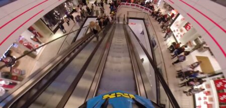 Hannes Slavik fait du VTT freeride dans un centre commercial Hannes Slavik fait du VTT dans un centre commercial