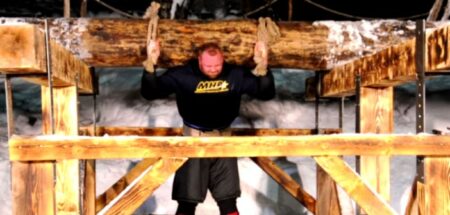 La Montagne de Game of Thrones soulève un arbre de 640kg La Montagne de Game of Thrones soulève un arbre de 640kg