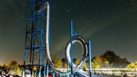 Un toboggan aquatique de 30 mètres avec un looping vertical Sky Caliber : un toboggan aquatique de 30 mètres avec un looping vertical