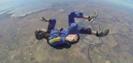 Vidéo effrayante : un parachutiste s’évanouit en plein saut ! un parachutiste s'évanouit en plein saut !