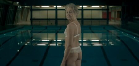 Des grands-mères s’arrachent la peau et retrouvent la jeunesse Pub moo : ta grand-mère en string à la piscine