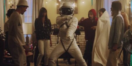 La danse du cosmonaute de Kygo dans le clip Stole The Show