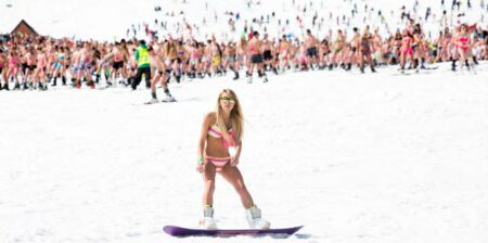 Vidéo : la descente à ski en bikini de 1800 russes en Sibérie record de ski / snowboard en bikini en Sibérie Russie