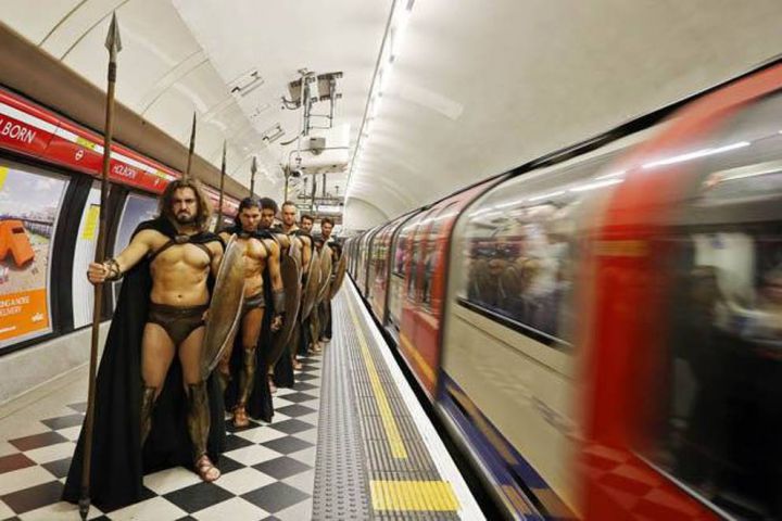 300-spartiates-cosplay-Metro-Londres-01