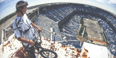 Une session de BMX fantomatique dans un stade abandonné Tyler Fernengel BMX Session: Silverdome