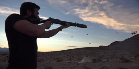 Un millionnaire s’amuse à tirer sur des drones dans le désert Dan Bilzerian tire sur des drones