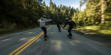 Longboard : la descente à grande vitesse de 3 riders en vidéo longboard vitesse