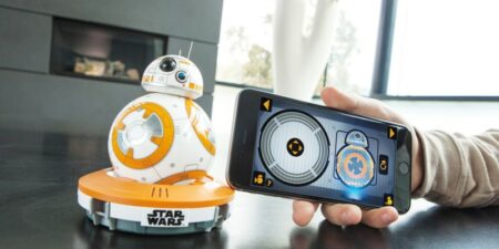Sphero BB-8 : pilotez le droid Star Wars d’un smartphone Sphero BB-8 : pilotez le droid Star Wars d'un smartphone