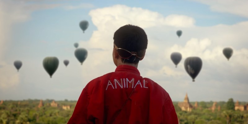 Fakear A nimal : clip avec un enfant en Birmanie fan de montgolfières