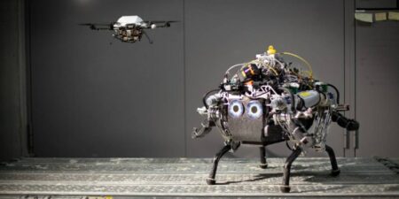 Une étonnante collaboration entre un drone et un robot collaboration drone + robot