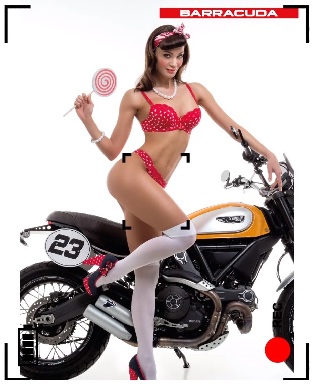 La russe Karyna Bondar en lingerie sexy sur une moto italienne barracuda - calendrier 2016