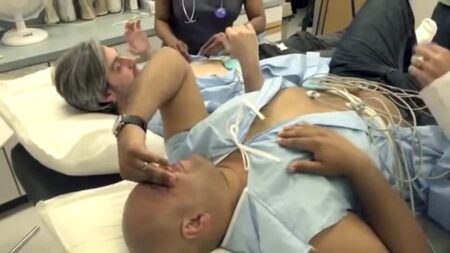 2 hommes testent les contractions de l'accouchement