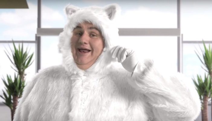 Pierre Menes A Poil Dans La Pub Feu Vert 16