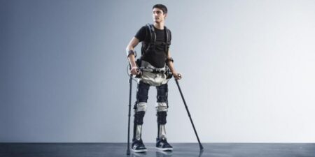 Le paraplégique Steven Sanchez remarche grâce à l’exosquelette Phoenix