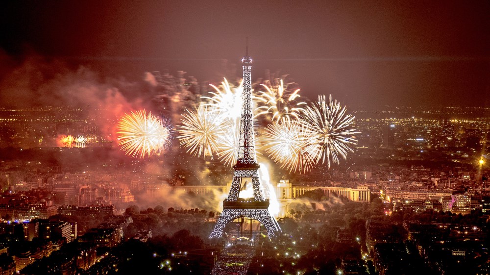 feu d'artifice du 14 juillet 2016 à la tour eiffel à Paris