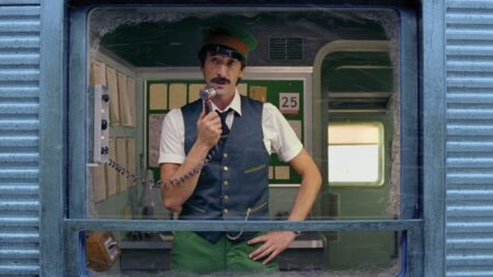 adrien brody employé de train dans la pub H&M de Noël 2016 par Wes Anderson