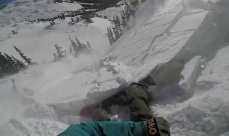 Le snowboarder Tom Oye pris dans une avalanche