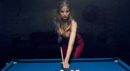 Magdalena Frackowiak joue au strip billard dans la pub 2017 d'Agent Provocateur - Tease And Hustle