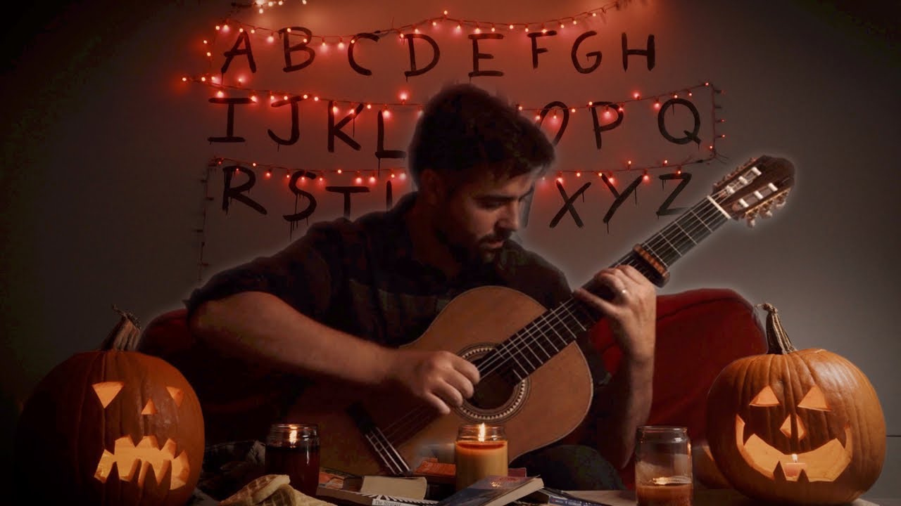 Il reprend le générique de Stranger Things à la guitare pour Halloween