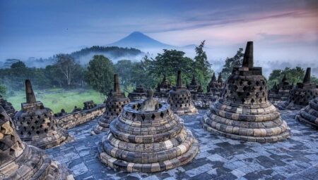 Le temple Borobudur sur l'ïle de Java en Indonésie