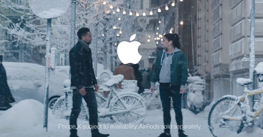 pub de Noël 2017 Apple avec l'iPhone X et les AirPods