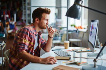 Un designer 3D travaille sur logiciel devant un ordinateur