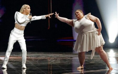 Capture d'écran de la performance de Bilal Hassani pour la finale de l'Eurovision 2019 où on le voit chanter sur scène avec une danseuse obèse.