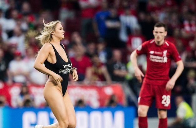 La strikeuse Kinsey Wolanski court en maiullot de bain sur le terrain lors de la finale de la ligue des champions 2019