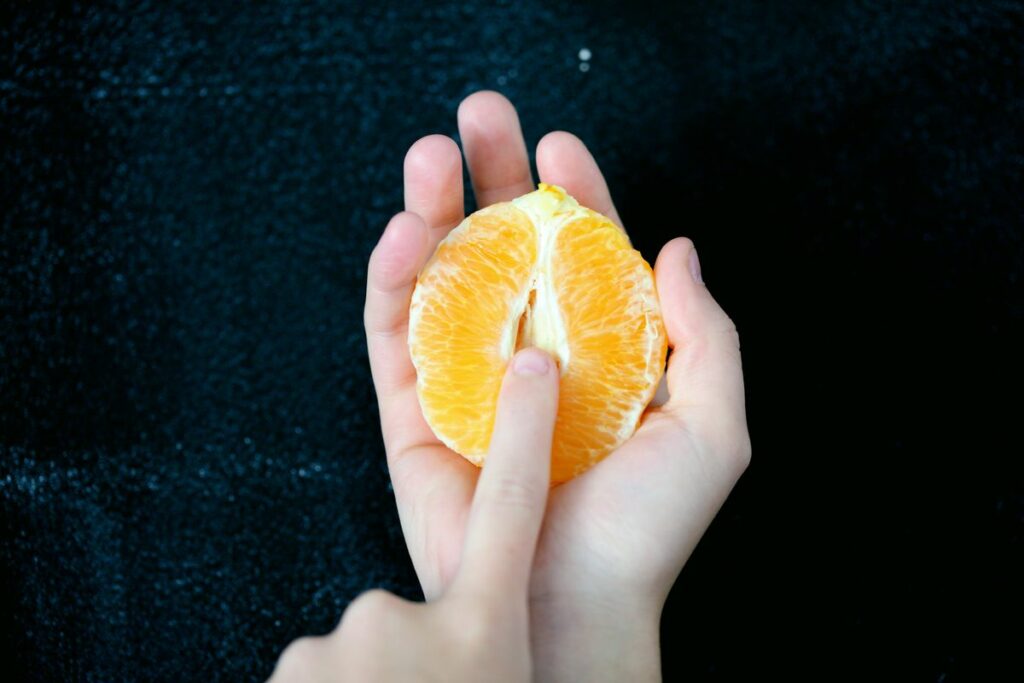 main tenant une moitié d'orange