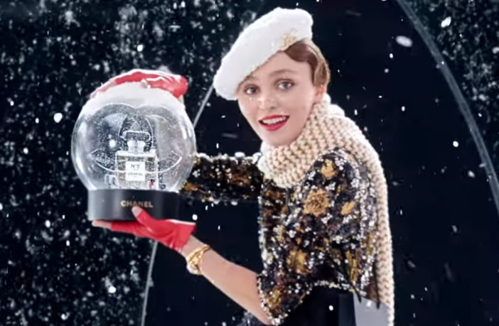 Lily Rose Depp Sublime Lesprit De Noël Dans La Pub Chanel N
