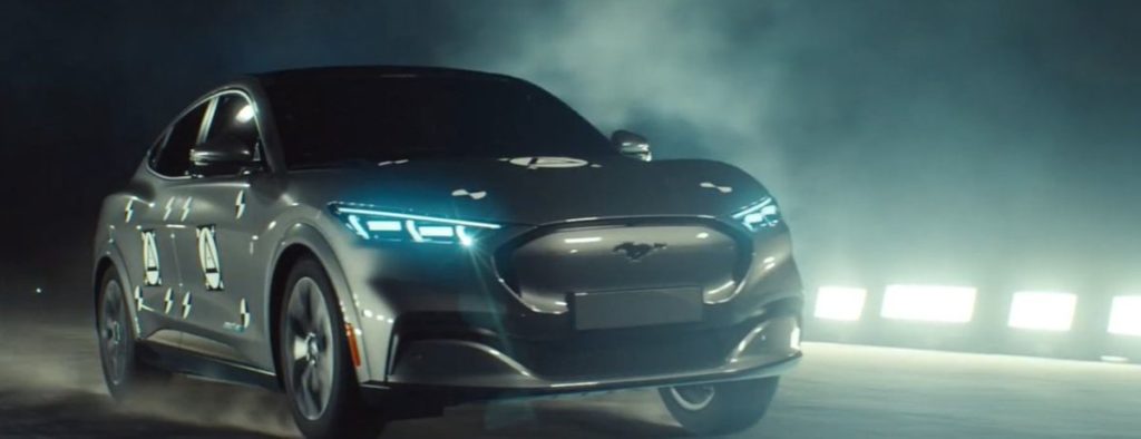 Ford Mustang Mach-E 2020 la nuit dans le brouillard