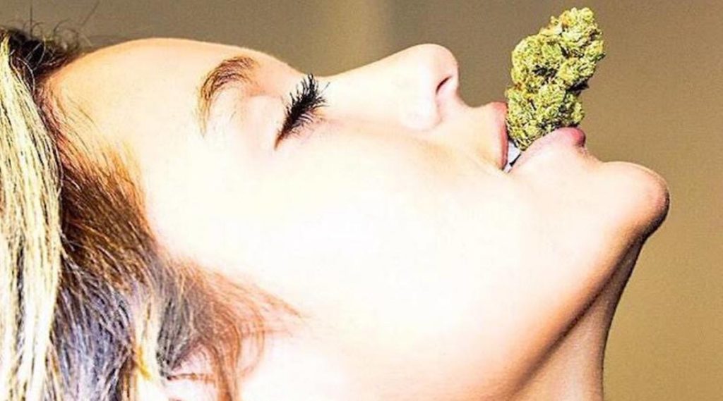 Une femme a un orgasme avec du cannabis