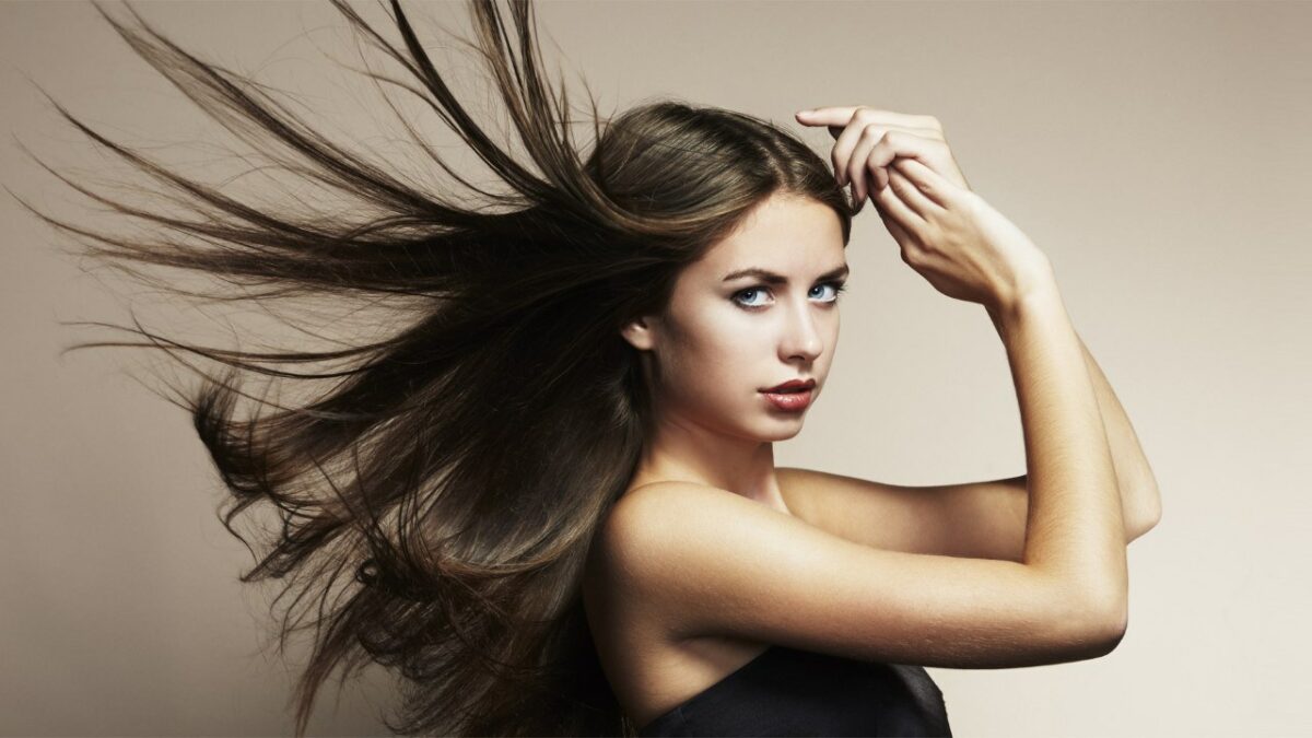Cheveux raides : 10 astuces pour les rendre plus souples